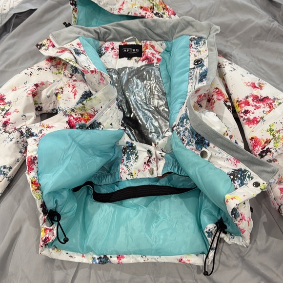 Women’s Ski Jacket with removable hood. - Picture 6 of 8